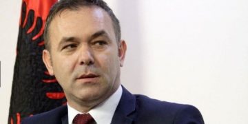 Drejtësia “alla” Dick Martin vazhdon sulmin ndaj udhëheqësve të UÇK! Shefit të Grupit Parlamentar të Lëvizjes Vetëvendosje i konfirmohet aktakuza, niset drejt Hagës: Po shkoj me kokën lart!