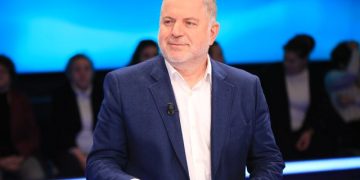 Dorëheqja e Thaçit dhe dërgimi në Hagë, Baton Haxhiu zbulon detajin e pathënë: Prej dy ditësh avioni special…