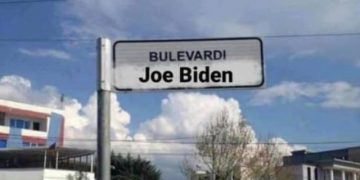 Donald Trump apo Joe Biden?! Kreshnik Spahiu nxjerr foton që po qarkullon me shpejtësi: Është parashikuar që para dy vitesh në Tiranë, ja kush fiton!