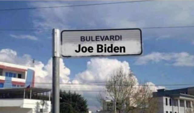 Donald Trump apo Joe Biden?! Kreshnik Spahiu nxjerr foton që po qarkullon me shpejtësi: Është parashikuar që para dy vitesh në Tiranë, ja kush fiton!