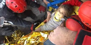 Përloti gjithë botën video e shpëtimit të vogëlushes pas 91 orësh nën rrënoja, këngëtari i njohur bën gjestin e madh për 4-vjeçaren