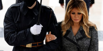 Ç’po ndodh me çiftin?! Melania “lë” Trump, fotografohet në distancë në krah të gardistit