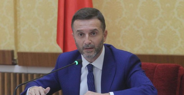 ‘Rama ka 119 ditë pa shkuar në zyrë’, Erion Braçe shpërthen keq ndaj PD-së: Idiot, pushtet është puna për njerëzit, jo karrigia për m***!