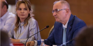 Doktori i epruvetave nuk di të kuroi as veten! Monika i nxjerr bojën: “Donte të pinte vetëm ibuprofen”,  e shpëtuan mjekët Petrit Vasilin nga COVID-19″