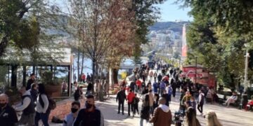 Papërgjegjshmëria apo injorancë?! Dyndje pa maska te Parku i Liqenit, qindra qytetarë nuk pyesin për Covid