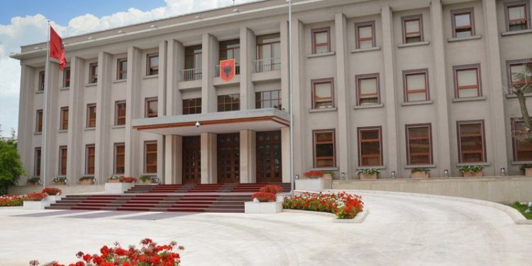 Presidenca  zyrë punësimi e LSI: Të larguarit nga administrata dhe instuticionet shtetëror kanë gjetur strehë tek “stalla” Ilir Meta