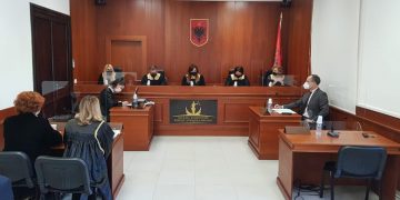 Pasi hapën zyra avokatie, llumi i drejtësisë, ish-gjyqtarët e larguar nga vetingu, që mbyllën dosjet e bujshme, nisin betejën kundër përjashtimit me 15 vite, mbrojnë njëri-tjetrin