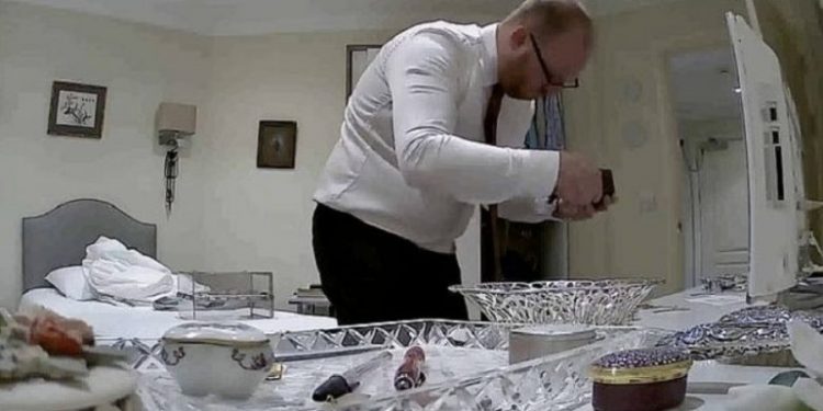 E turpshme! Shihni si i riu i vjedh paratë të moshuarës teksa ishte në çastet e fundit të jetës (Vido)