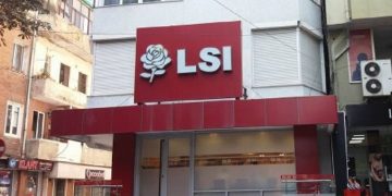 Anëtari i LSI nxjerr videon që po qarkullon me shpejtësi, mbledh gjithë kartat e Njësisë 2 në Tiranë dhe i pret me gërshërë