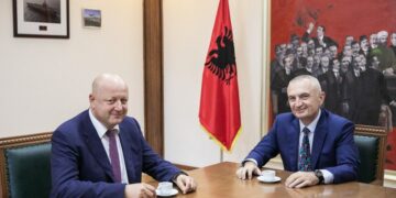 Pas skandalit me shtetësitë, Ilir Meta furtunë në Presidencë, largon shefin e kabinetit dhe ish-kreun e SHISH