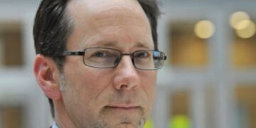 Ish-kryeprokurori i EULEX në vend që t’i vinte vetulla i nxjerr sytë ushtarit të tij! Basha nuk paska qen thjeshtë përkthyes por…ndihmës i posaçëm dhe oficer ligjor (hetues)