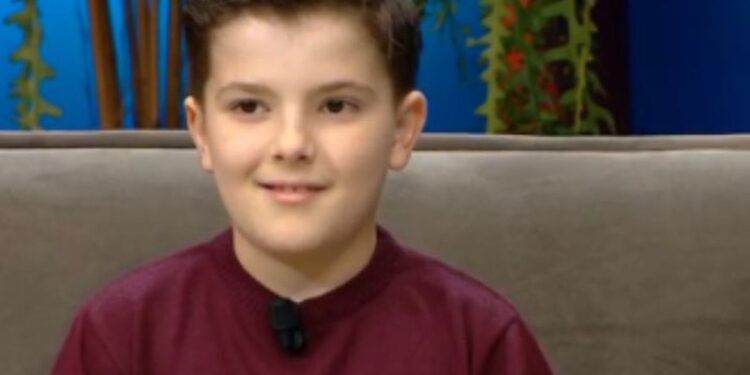 E rrallë/ Jamarbër Hoxha djali magjik që ka lexuar që 15 muajsh dhe di katër gjuhë të huaja, preferon Shekspirin dhe Ibsenin, e pabesueshme sa libra ka lexuar dhe ka veti të jashtëzakonshme në…