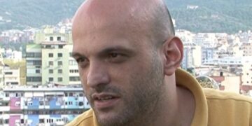 Aurela Gaçe prek me dedikimin për këngëtarin e ndjerë: 6 vite pa ty Flor…