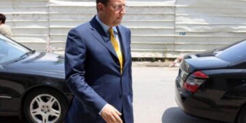 “Sot unë kam vetëm lot, 7 vite pritje pafund Koli im”, e ëma kujton Sokol Olldashin, prek me fjalët për politikanin e ndjerë