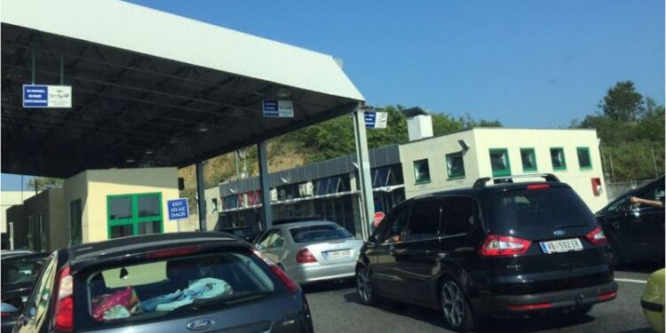 Pas Greqisë, një tjetër shtet fqinj shtrëngon masat për Shqipërinë për të kaluar kufirin