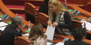 “Zogëz vjeshte”! PD akuzoi Olta Xhaçkën se shkon me helikopter për fushatë Shpërthen këshilltari i ministrit ndaj Albana Vokshit dhe nuk lë gjë pa nxjerrë për Berishën: Unë copëtova RENEA-n për të!