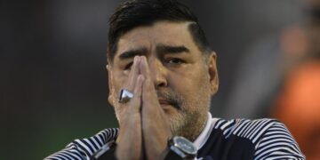 Tronditet futbolli, ndërron jetë legjenda Diego Armando Maradona