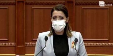 “Po vuaj më shumë se të gjithë”, Manastirliut i soset durimi, shpërthen në të qara në Kuvend dhe kërcënon hapur me tone të larta: Aty do të ishte katastrofa… kush guxon të prekë mjekët, do të përballet me…
