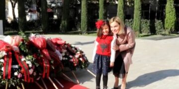 “Doktoreshë” Monika nuk gjen paqe as në Ditën e Pavarësisë! Përdor fëmijët për të sulmuar qeverinë: Aaa sa mirë, se s’na kanë mbetur më doktoresha, na kanë ikur!