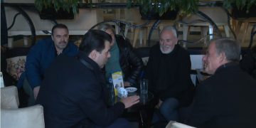 “Ne na ruan Zoti se për Edi Ramën ne ikëm”! Basha tremb pensionistët e lagjes dhe i kënaq me mashtrime: Rama fajtor për vdekjet nga Covid-19, kur të vij unë…