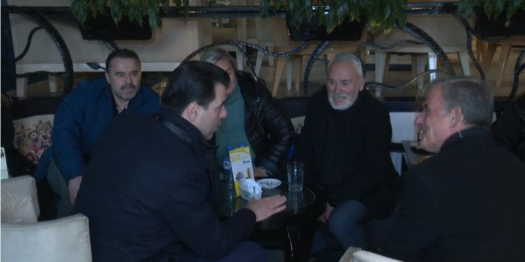 “Ne na ruan Zoti se për Edi Ramën ne ikëm”! Basha tremb pensionistët e lagjes dhe i kënaq me mashtrime: Rama fajtor për vdekjet nga Covid-19, kur të vij unë…