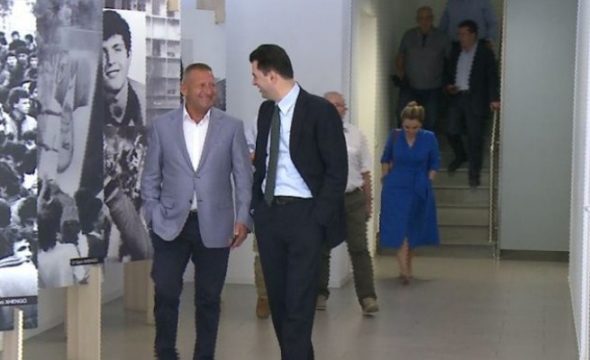 “Gjermania s’ka shtretër në spitale”! Pjerin Ndreu tallet me Lulzim Bashën: Merkel “e paaftë”, po i kërkon Lulit planin me 5 pika!