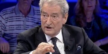 Gazetari nga Kosova: Analistët e Tiranës që shesin por**ë sikur jetojnë në Nju Jork, të mos tallen me Bellanicën e UÇK por me Bashën. Berisha e di mirë se çfarë kanë punuar Luli e Argita