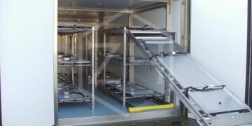 Fotot e rënda brenda morgut, Mjekësia Ligjore e pranon: Ndodh t’i lëmë kufomat në tokë, jo në atë rrëmujë të stisur, por me respekt! Autori i porositur për këtë inskenim, të identifikohet e të vihet para drejtësisë.