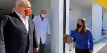 VIDEO/ “Çfarë i mëson nxënësve kur s’ke shënjestër”! Rama përmes batutave sfidon mësuesen e fizkulturës në një nga shkollat e sapondërtuara në Durrës