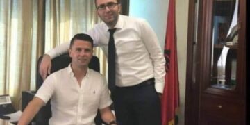 Kandidati i PD-së Andi Lila tenton të bëjë politik në  stadiumin e Kavajës por ndalohet, jep alarmin: Në Shqipëri po instalohet diktatura. Unë s’pyeta për 33 mijë serbë në mes të Beogradit, jo më për këta të PS-së