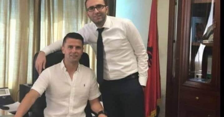Kandidati i PD-së Andi Lila tenton të bëjë politik në stadiumin e Kavajës por ndalohet, jep alarmin: Në Shqipëri po instalohet diktatura. Unë s’pyeta për 33 mijë serbë në mes të Beogradit, jo më për këta të PS-së