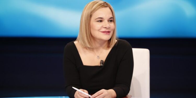 E rëndë! Mashtronte të rinjtë nëpër tubime, Monika nuk ka as turp as moral: E kam kaluar koronavirusin, kam puthur Ilirin në buzë por nuk e ka kapur