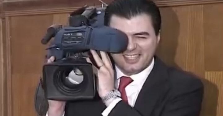 Të dashur mjekë! Lulzim Basha po ju mbron, siç do të mbrohej, po të ishte në vendin tuaj