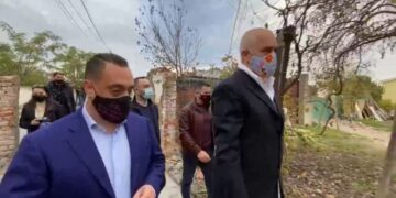 “Qentë le të lehin, karvani ecën më shpejt”, Rama në Xhafzotaj: Ndërtojmë 300 shtëpi përpara Vitit të Ri