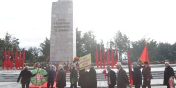 “Lavdi shqiptarit të madh Enver Hoxha”, komunistët nderojnë me grusht dhe vendosin lule te Varrezat e Dëshmorëve