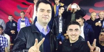 Kush është militanti i PD që u kap sot me armë, pjesë e çadrës së Bashës dhe fotot me liderin demokrat