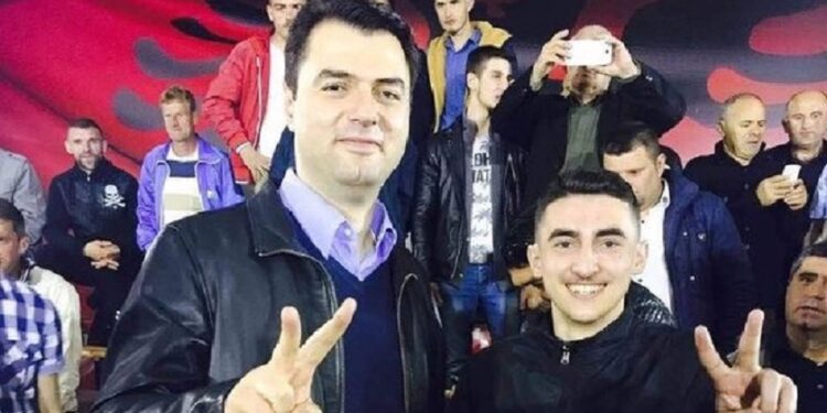 Kush është militanti i PD që u kap sot me armë, pjesë e çadrës së Bashës dhe fotot me liderin demokrat