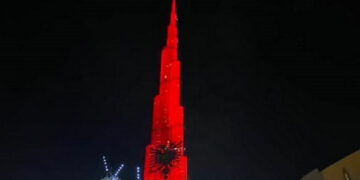 Urim për 108 vjetorin e pavarësisë nga Burj Khalifa në Dubai: Ura e Bosforit dhe Kulla më e lartë në botë, kuqezi
