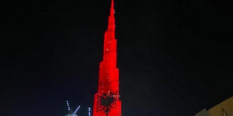 Urim për 108 vjetorin e pavarësisë nga Burj Khalifa në Dubai: Ura e Bosforit dhe Kulla më e lartë në botë, kuqezi