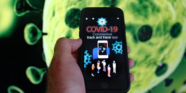 Nëse keni qenë pranë dikujt me koronavirus tani mund t’iu vijë njoftimi në telefon