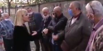 VIDEO/ Kryemadhja i kërkon qytetarit të heqi maskën! Qytetari e tall duke e akuzuar: Ti ke shumë para dhe kurohesh, por unë s’kam mundësi