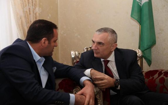 Ilir Meta shet Adriatik Llallën, por si del e keqja me Donald Lu