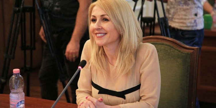 Ina Rama gjunjëzon Berishën dhe Metën, “mburoja” e tyre Arjana Fullani shporret nga sistemi i drejtësisë