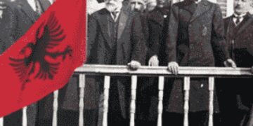 Fjala e panjohur e Ismail Qemalit në takimin me parinë e Vlorës: “Durrsakët s’na kuptuan, na quajtën tradhëtorë dhe prandaj e ngritëm flamurin këtu në Vlonë…”