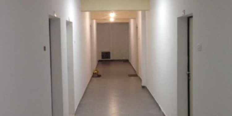 “Nëse s’i mban dot rënkimet, ndërro orarin e qejfit”! Banorët thirrje gruas në katin e katërt