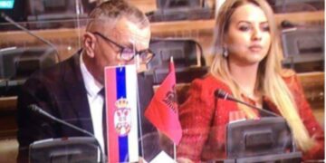 “Provokacija”: Deputeti shqiptar ngre flamurin kombëtar në Parlamentin serb