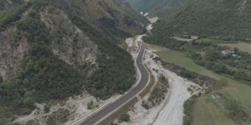 Rama publikon pamjet nga rruga Kardhiq-Delvinë: Vitin e ardhshëm do të kemi një rrugë të stërpremtuar me dekada