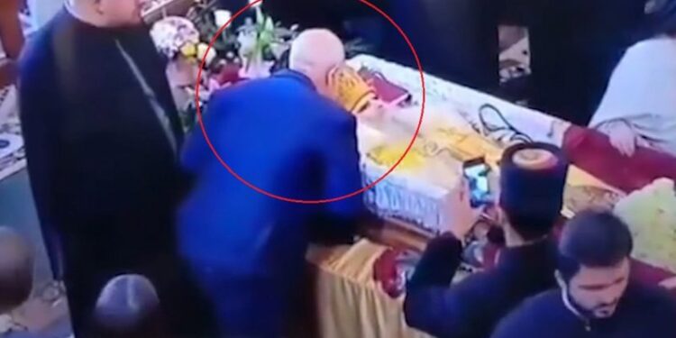 U shfaq duke puthur klerikun antishqiptar që humbi jetën nga Covid-19, vjen lajmi i keq për poetin serb