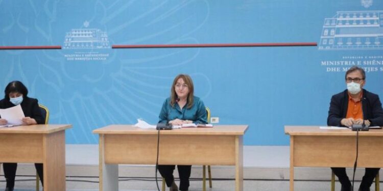 Komiteti i ekspertëve izolon vendin, asnjë në rrugë pas kësaj ore: Ja oraret që duhet të futeni në karantinë