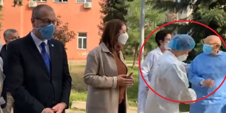 VIDEO/ Mjeku ndalohet të shkoj tu jap ndihmë pacientëve, mbahet “peng” në oborr se ka ardh mysafir ministrja dhe zyrtari OBSH